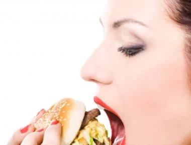 Εθισμός στο φαγητό: Ποιες τροφές είναι εθιστικές – Συμπτώματα και θεραπεία